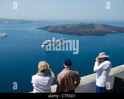 Terrasse ensoleillée dans la capitale Fira Town sur l'île de Santorin dans les îles Cyclades en Grèce Banque D'Images