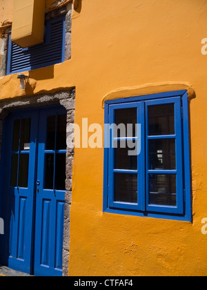 Porte dans la capitale Fira Town sur l'île de Santorin dans les îles Cyclades en Grèce Banque D'Images