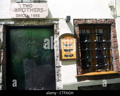 Rue principale de Fira, la capitale de l'île de Santorin dans les îles Cyclades en Grèce Banque D'Images