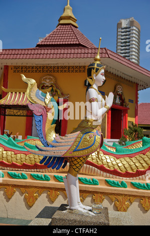 Et la moitié des femmes colorées, Wat Chayamangkalaram oiseau statue Temple bouddhiste thaï, Georgetown, Penang, Malaisie. Banque D'Images