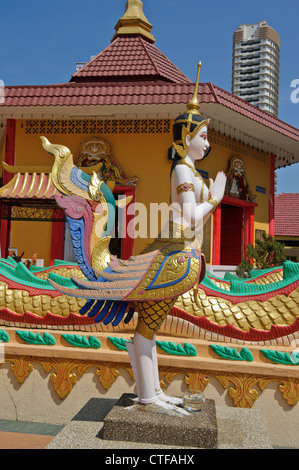 Et la moitié des femmes colorées, Wat Chayamangkalaram oiseau statue Temple bouddhiste thaï, Georgetown, Penang, Malaisie. Banque D'Images