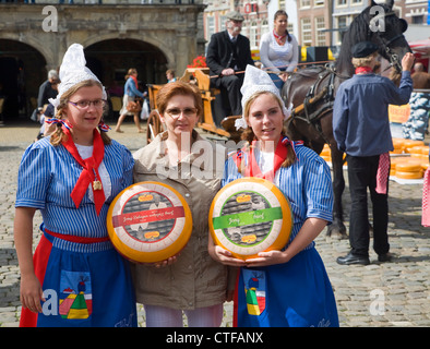 Marché au fromage Gouda Pays-bas'posant avec jeune femme portant le costume national traditionnel Banque D'Images