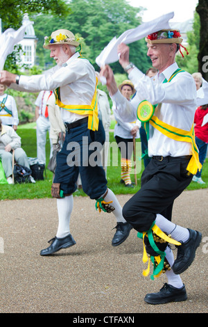 Chapelle-en-le-Frith Morris Men au Buxton Summer Fete, Journée de la danse, Pavilion Gardens, Buxton, Derbyshire, Angleterre, RU Banque D'Images