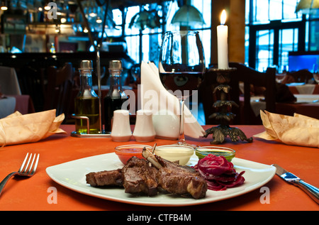 Côtes d'agneau grillées avec de la racine de betterave sauce carpaccio et Threecolor Banque D'Images