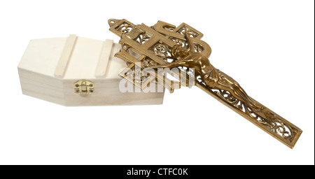 Une croix crucifix en laiton sur un cercueil en bois - chemin inclus Banque D'Images