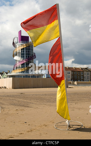 Drapeau de sauveteurs sur la plage à Redcar avec Pier Vertical en arrière-plan Banque D'Images