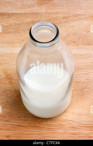 Bouteille de lait en verre presque vide Banque D'Images