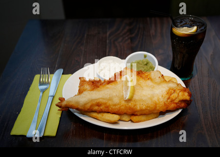 Fish and Chips servis sur une plaque dans un pub Banque D'Images