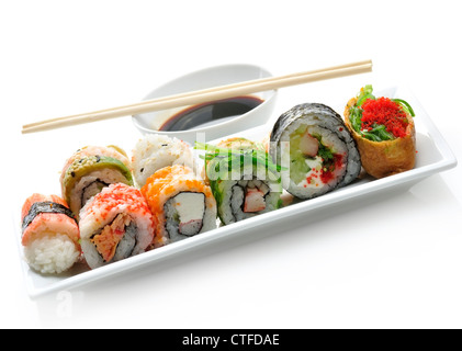 Assortiment de Sushi sur plat blanc Banque D'Images