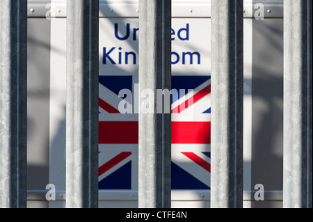 United Kingdom. Union jack flag derrière les barreaux Banque D'Images