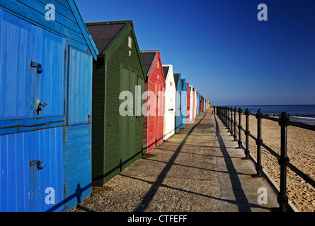 Une vue de la plage des huttes sur la promenade de Mundesley-sur-Mer, Norfolk, Angleterre, Royaume-Uni. Banque D'Images