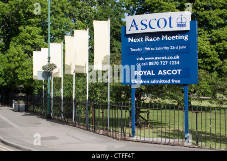 Enseigne à l'extérieur de l'hippodrome d'Ascot Royal Ascot réunion de courses Banque D'Images