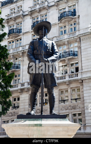 Le Soldat Gurkha Monument situé sur l'Avenue des Horse Guards - Whitehall Banque D'Images