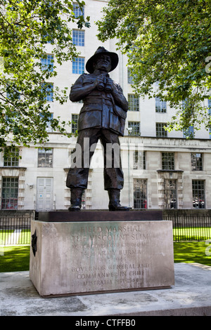 Statue du maréchal Viscount Slim sur Whitehall - London UK Banque D'Images