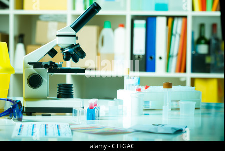 Table avec un microscope les préparatifs d'un laboratoire de biochimie Banque D'Images