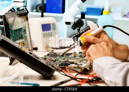 Réparation de cartes de circuits imprimés dans le laboratoire de radio Banque D'Images