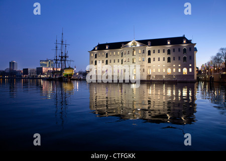 Het Scheepvaartmuseum, le National Maritime Museum. Réplique de gauche appelé navire COV de Amsterdam. À l'aube. Banque D'Images