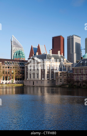 Den Haag, Pays-Bas, Groupe de bâtiments appelé Binnenhof, centre de la politique néerlandaise. Au musée Mauritshuis. Banque D'Images