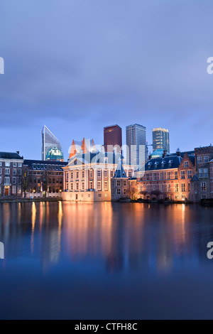 Pays-bas, groupe de bâtiments appelé Binnenhof, centre de la politique néerlandaise. Au musée Mauritshuis. Le crépuscule. Banque D'Images