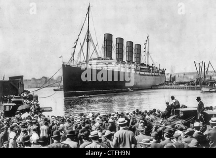 La LUSITANIE, New York City : ourdissage à quai, NYC, 13 septembre 1907, foule en premier plan Banque D'Images