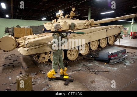 USA Virginia VA Danville AAF Tank Museum affichage d'une fédération fait T-90 Tank d'une conduite sur une voiture. l'homme avec un RPG Banque D'Images