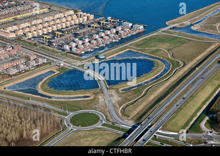 Les Pays-Bas, Almere, Nuon Solar island. Des panneaux solaires. Vue aérienne. Banque D'Images