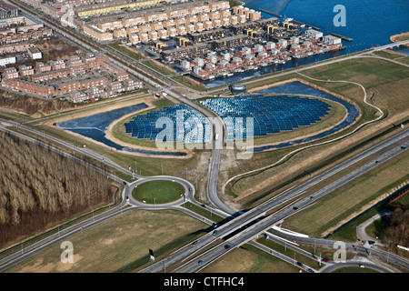 Les Pays-Bas, Almere, Nuon Solar island. Des panneaux solaires. Vue aérienne. Banque D'Images