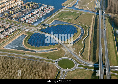 Les Pays-Bas, Almere, Nuon Solar island. Des panneaux solaires. Vue aérienne. Banque D'Images