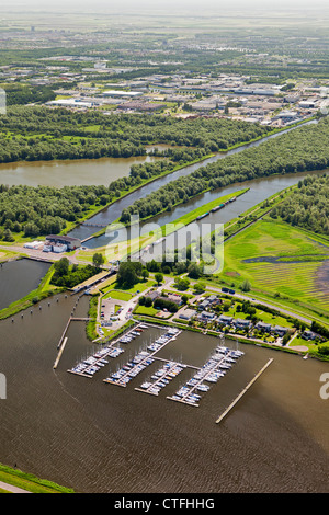 Les Pays-Bas, Almere, Marina et de pompage appelé moteur de Blocq van Kuffeler. Vue aérienne. Banque D'Images