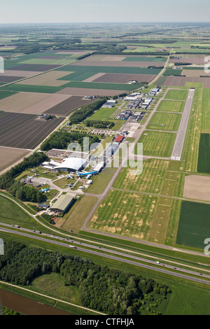 Les Pays-Bas, l'aéroport de Lelystad, musée de l'avion et l'Aviodrome appelé. Vue aérienne. Banque D'Images