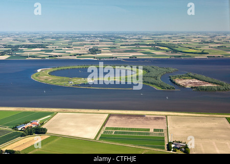 L'Ijsseloog est une île artificielle dans le lac appelé Ketelmeer utilisé comme un dépôt de limon de la pollution. Vue aérienne. Banque D'Images