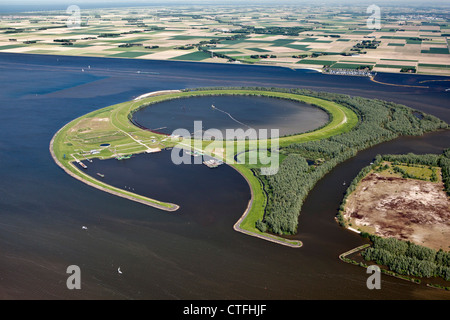 L'Ijsseloog est une île artificielle dans le lac appelé Ketelmeer utilisé comme un dépôt de limon de la pollution. Vue aérienne. Banque D'Images