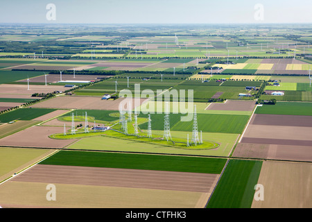 Les Pays-Bas, Zeewolde, de fermes et de terres agricoles de Flevopolder. Vue aérienne. Les tours de radiodiffusion par satellite. Banque D'Images