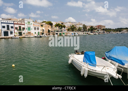 Petits bateaux de pêche amarrés à côté de maisons de Portocolom, Mallorca/Majorca Banque D'Images