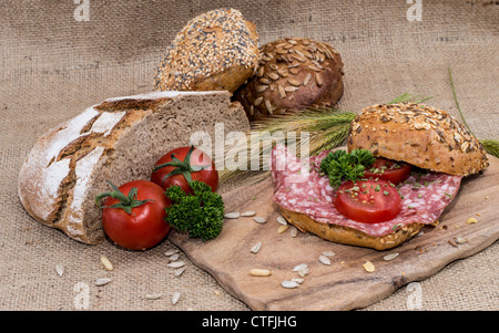 Salami Sandwich sur fond textile (macro-vision) Banque D'Images