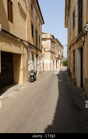 La rue vide à Arta, Mallorca/Majorca sur une journée très chaude Banque D'Images