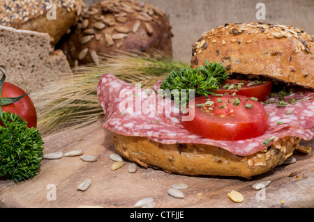 Salami Sandwich sur fond textile (macro-vision) Banque D'Images