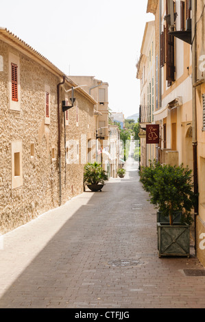 La rue vide à Arta, Mallorca/Majorca sur une journée très chaude Banque D'Images