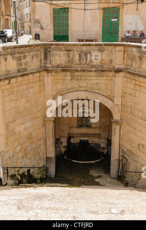 La Sainte font en face de l'Église dans le centre de Felanitx, Mallorca/Majorca Banque D'Images