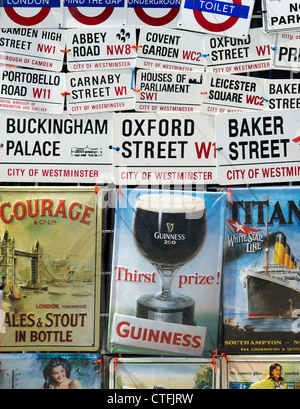 Souvenir, rue de métal et de boire des signes. Le marché de Portobello. Londres Banque D'Images