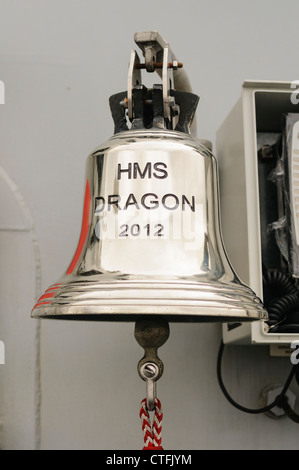 Cloche du navire sur la marine royale Type 45 destroyer HMS Dragon Banque D'Images