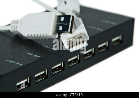 Un hub USB avec USB photo macro-connecteurs isolé sur fond blanc Banque D'Images