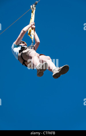 Femme sur la tyrolienne, Chateau du Sommet Lodge, Brian Head, Utah. Banque D'Images