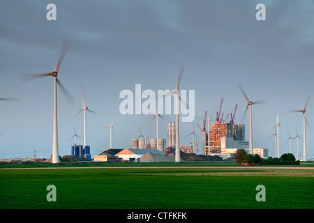 Les Pays-Bas, l'Eemsmond, Eemshaven, plus grand port maritime au nord du pays. Construction de centrales au charbon. Banque D'Images