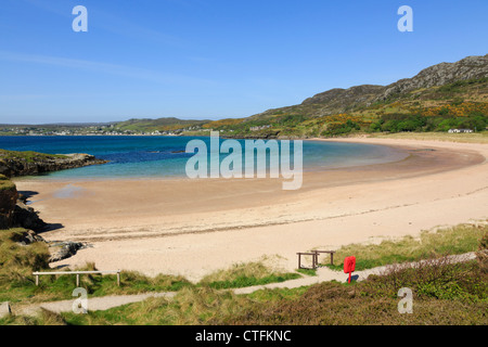 Vue imprenable calme jusqu'à Big Sands Beach sur la côte nord-ouest des Highlands sous ciel bleu. Gairloch Wester Ross Ross et Cromarty Highland Scotland UK Banque D'Images