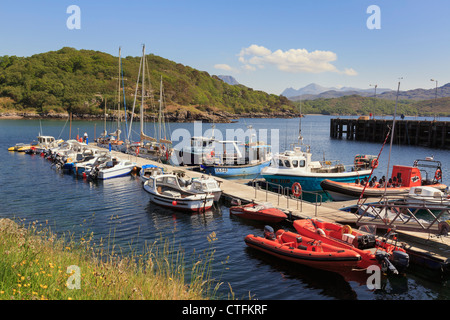 La faune marine et l'observation des baleines bateaux amarrés dans le port de Charlestown Loch Gairloch sur northwest Highlands Scotland UK côte Banque D'Images