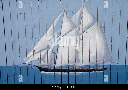 New York, d'Oswego. H. Lee White Marine Museum, peint clôture avec bateau. Banque D'Images