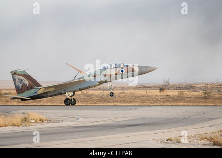 Un F-15I israélien (RAAM) de combat polyvalent/interceptor pendant l'atterrissage. Banque D'Images