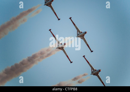 L'équipe de voltige de l'Armée de l'air israélienne les avions volent dans une formation serrée au cours d'un show aérien, 2010 Banque D'Images