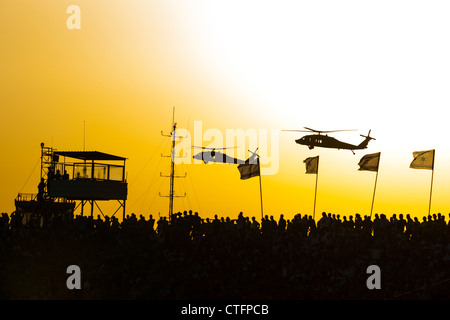 Hatzerim AFB, Israël.Deux hélicoptères Black Hawk UH-60 faire un survol basse au coucher du soleil au cours d'une cérémonie de l'air israélienne a obtenu son diplôme. Banque D'Images